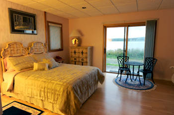 Flicker's Hideaway — queen bed, ocean view, soaker tub